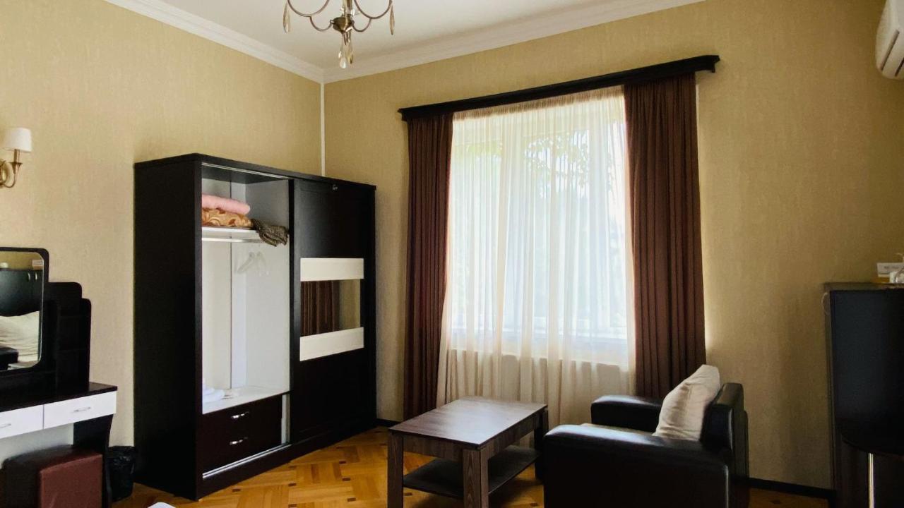 Neli & Zaal Guest House Telavi Eksteriør billede